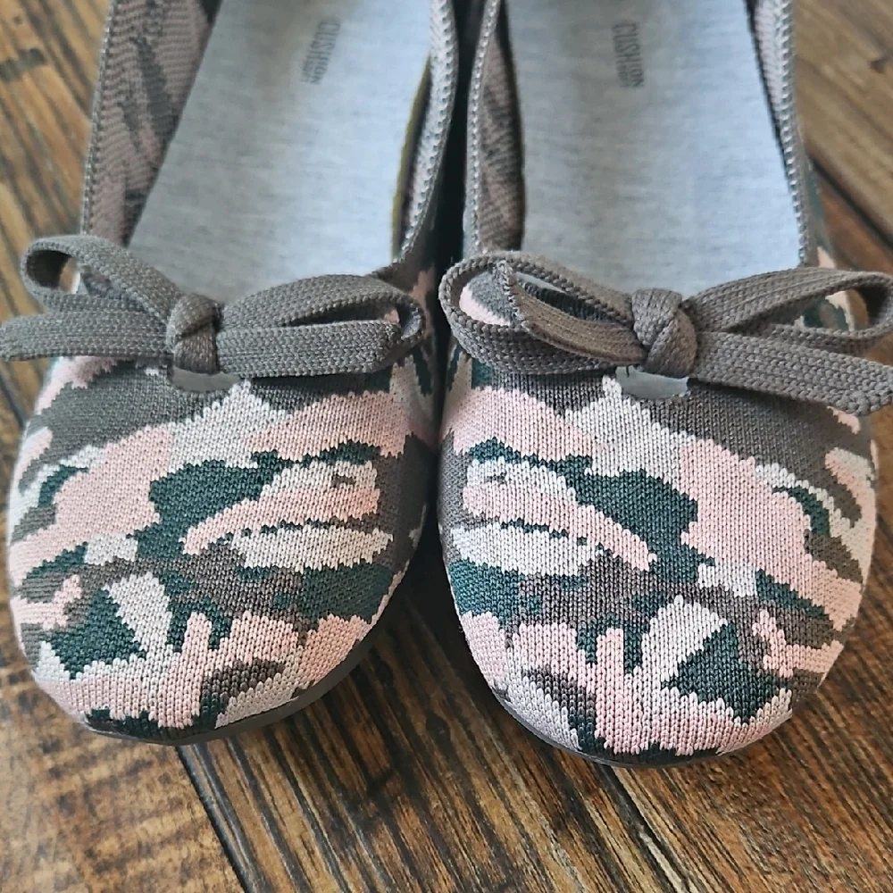 New Cloudsteppers by Clarks. Pink,Olive,White Camo Patterned Flats W/ Bow (Sz.8)